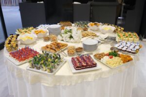 Sofraza coffee break ikram masası - kanepeler, börekler, pastalar ve kuruyemişler