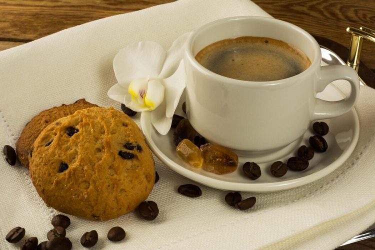 coffee-cup-and-cookies-on-the-serving-tray-photo