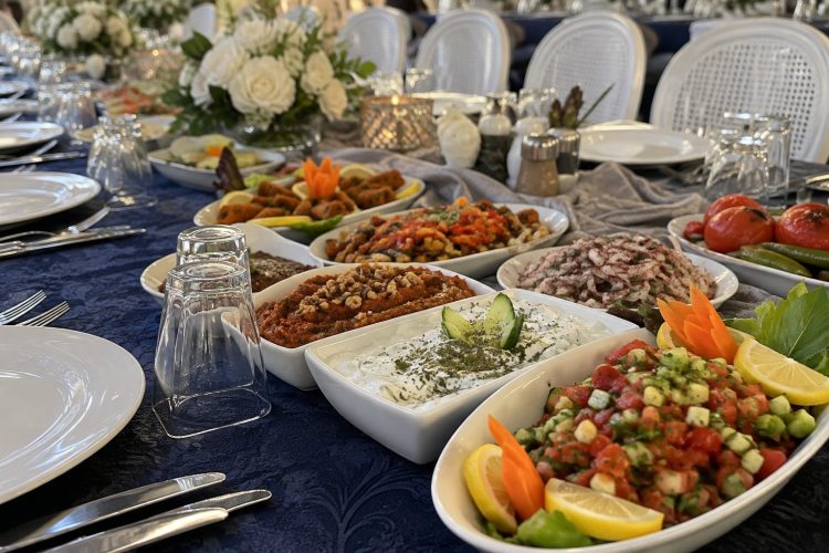 Sofraza davet masasında Türk mezeleri ve salatalar