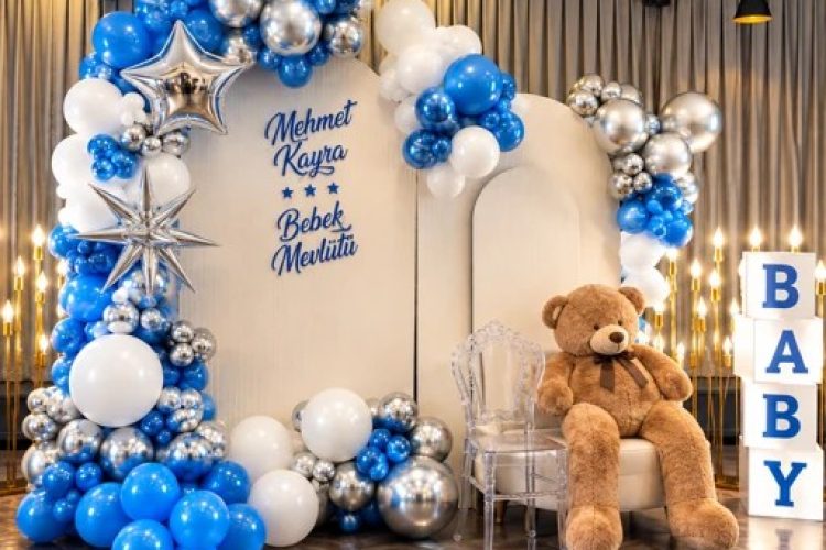 Sofraza bebek mevludu için mavi, beyaz ve gümüş balon süsleme