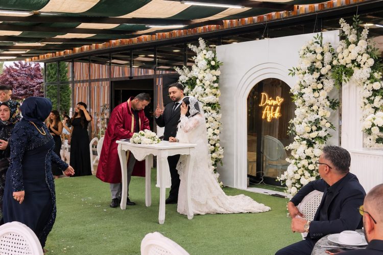 Sofraza düğün organizasyonu, çiçek süslemeli açık hava nikah töreni