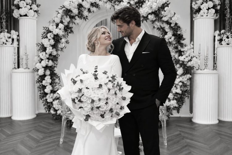 Sofraza düğün organizasyonu, beyaz çiçek süslemeli nikah alanında gelin ve damat