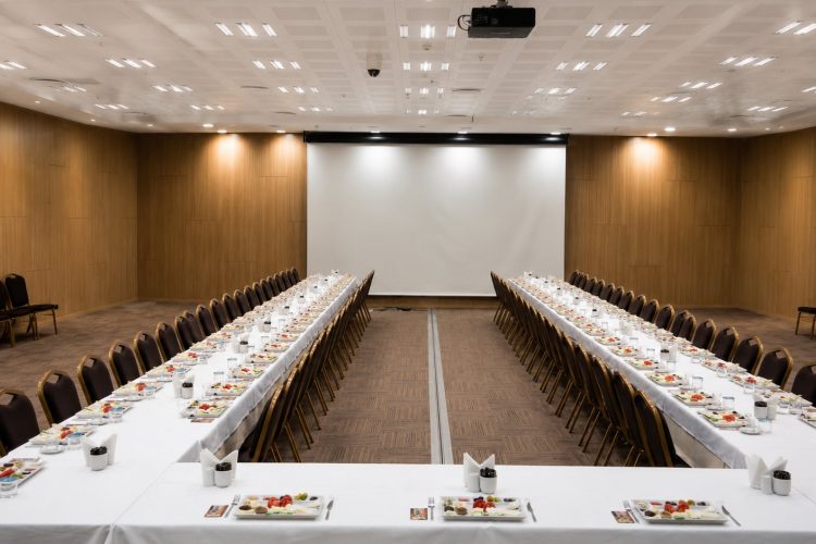 Sofraza konferans salonunda kurumsal kahvaltı ikramı