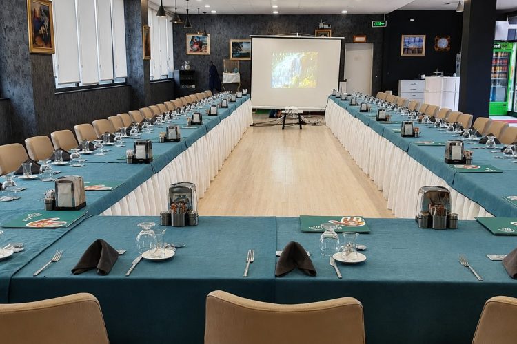 Sofraza kurumsal sunum ve eğitim salonu için U masa düzeni