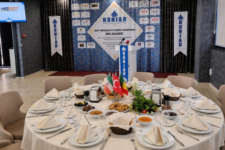 Sofraza kurumsal toplantı için hazırlanmış yuvarlak masa yemek ikramı