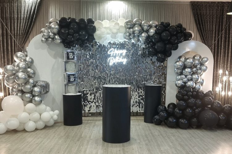 Sofraza siyah, beyaz ve gümüş balonlu doğum günü süslemesi